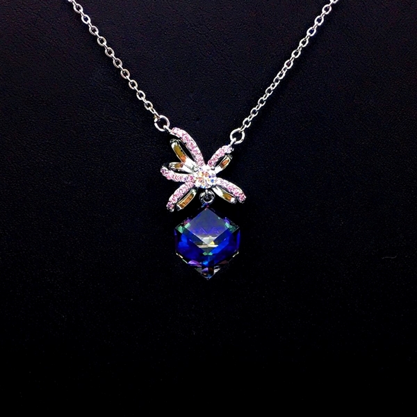 Picture of Beautiful Swarovski Element Platinum Plated Pendant Necklace