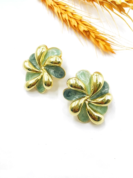 Picture of Good Quality Enamel Green Clip On Earrings